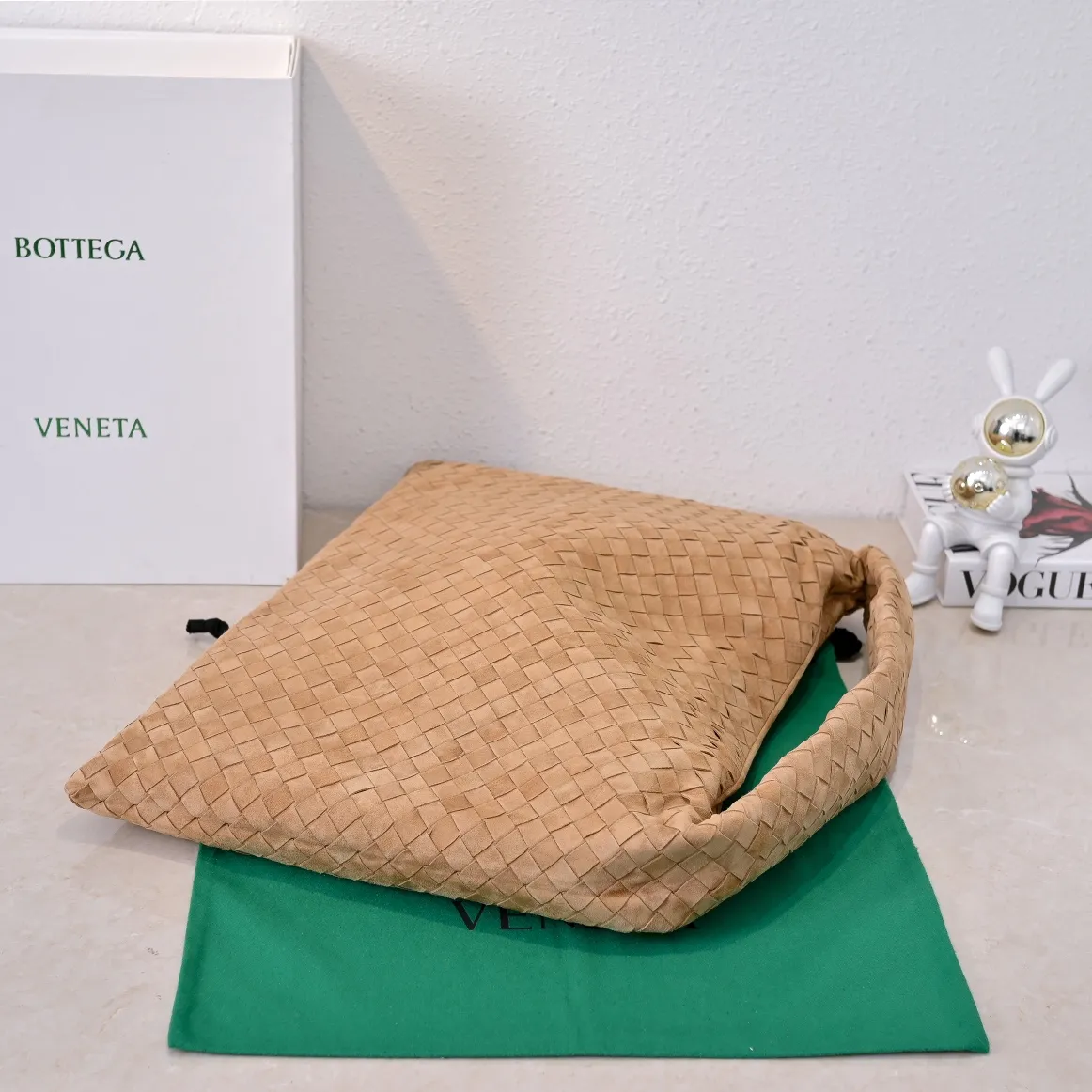 Batch 2160 #Bv Yangjin large size HOP cowhide, the bag body and handles are made of a whole piece of woven leather. The bag body is soft and lazy. Hop symbolizes the praise of innovation and eternal craftsmanship [love]. The pyramid silhouette combines practicality and fashion. Modern and casual, the bag mouth is double-sided closed design, more convenient and safe! Made of soft cowhide and full of texture, this is a must-have for fashionable ladies who like minimalism, comfort and casualness! Model: 3970 Dimensions: 54x24x13